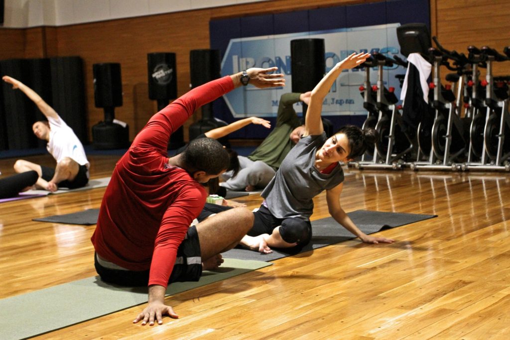 Fitnessstudiokurs mit Stretching weiblicher Trainer